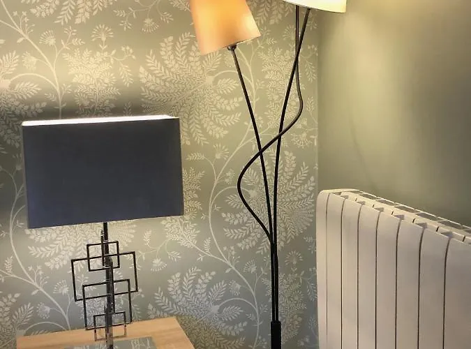 Daire White Gable Scarborough