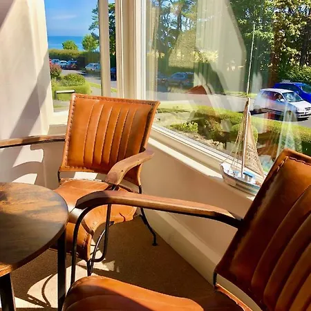 Apartment White Gable Scarborough