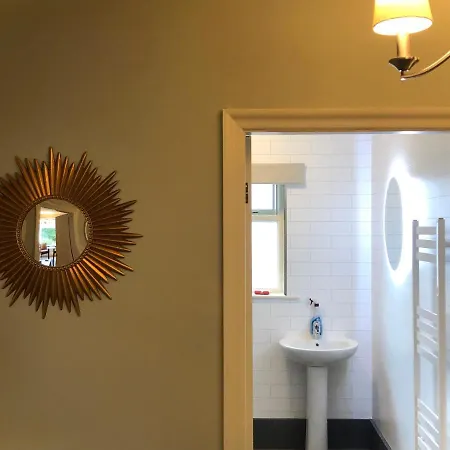 Apartment White Gable Scarborough